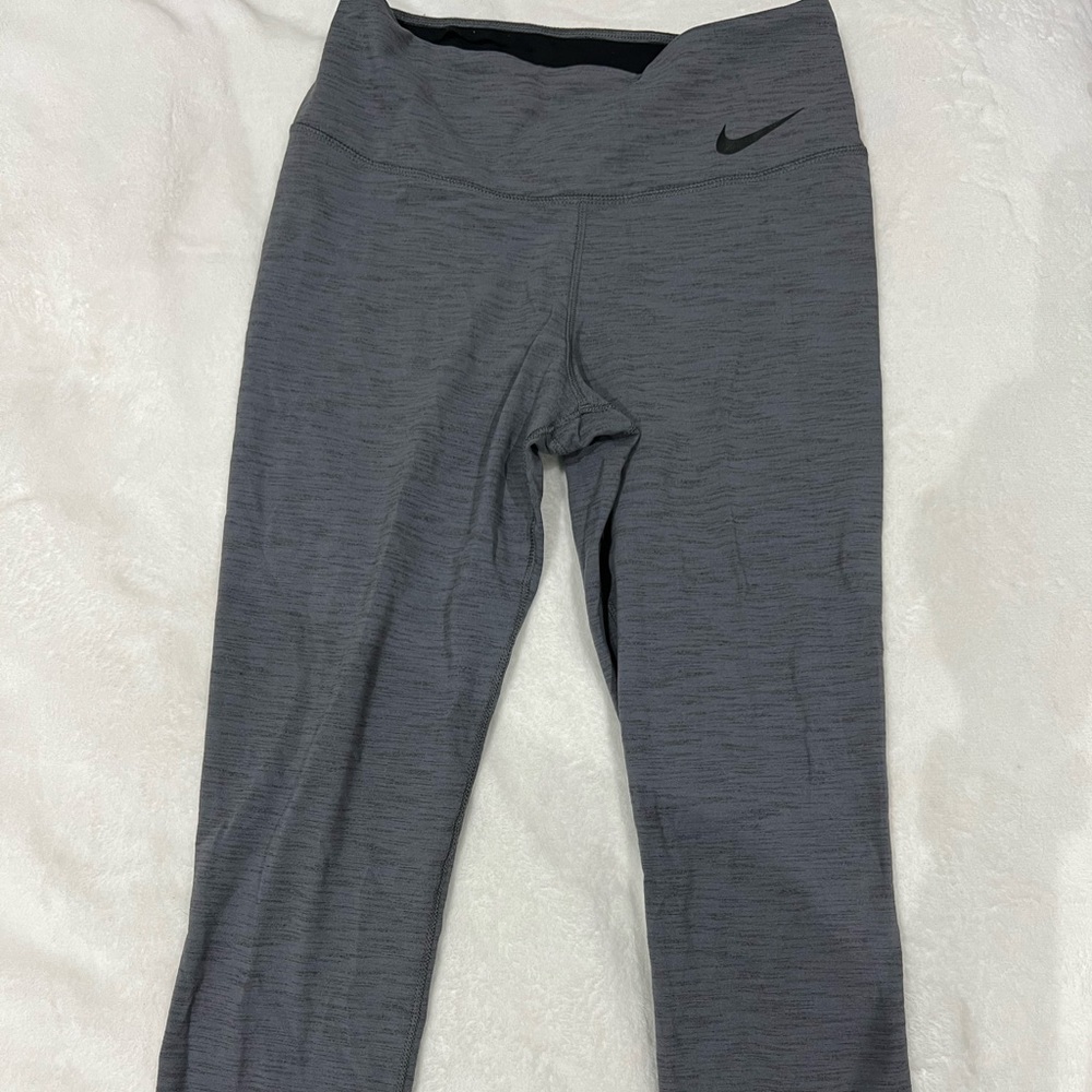 Gray Nike Cropped Leggings - Size Small